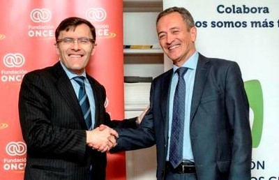 Gonzalo Alonso y Alberto Durán estrechan sus manos tras suscribir el convenio