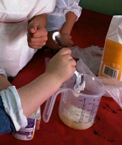 Imagen de detalle de la incorporación de elementos para la preparación de una crema