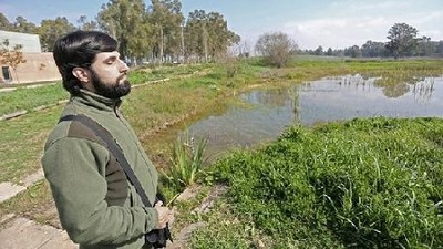 José Carlos Sires en un paisaje campestre