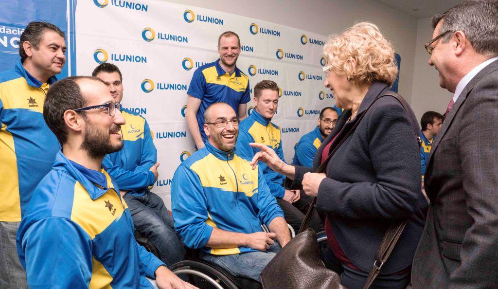 La alcaldesa, saludando a los miembros del equipo