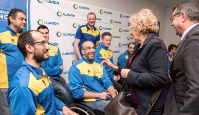 La alcaldesa, saludando a los miembros del equipo