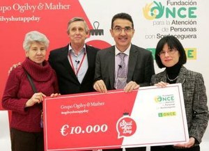 Los responsables de FOAPS posan con el cheque de 10.000 euros donado por Ogilby