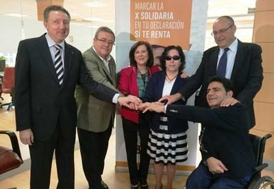 Representantes de ONCE Andalucía y de la Junta unen sus manos en señal de defensa del de la 'X Solidaria'