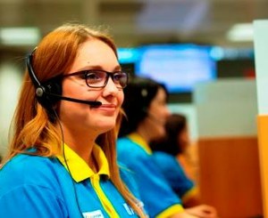 Tres teleoperadoras de ILUNION atienden llamadas desde una central telefónica