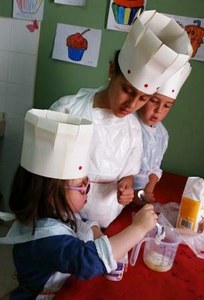 Un grupo de pequeños alumnos, en plena faena gastronómica