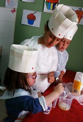 Un grupo de pequeños alumnos, en plena faena gastronómica