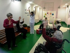 Un grupo de residentes practica ejercicios físicos dirigidas por una monitora