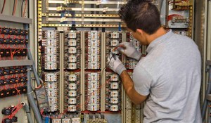 Un operario de ILUNION trabaja en un circuito eléctrico