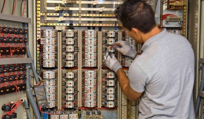 Un operario de ILUNION trabaja en un circuito eléctrico