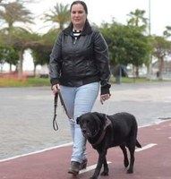 Una usuaria canaria pasea por la calle con su perro guía