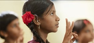 Niña india expesándose en lengua de signos