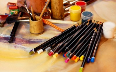 Lapices de colores y papel