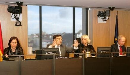Alberto Durán se dirige a los parlamentarios desde la Mesa, junto a la presidenta de la Comisión, Teófila Martínez