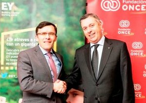 Alberto Durán y José Luis Perelli se saludan tras rubricar el acuerdo