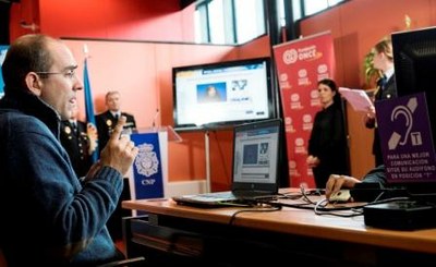Demostración, en la comisaría de Usera, de la atención a una persona sorda