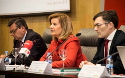 El director general de Fundación ONCE, José L. Martínez Donoso (a la izquierda), junto a la ministra Báñez y Alberto Durán
