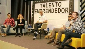 El escenario del acto, con los intervinientes en un momento de animado debate