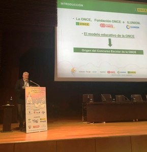 El jefe de Relaciones Públicas de la ONCE, Pablo Camiña, que coordina el Concurso Escolar, interviene en el Precongreso de Málaga
