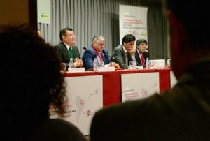 El público asistente atiende la intervención del director general de la ONCE