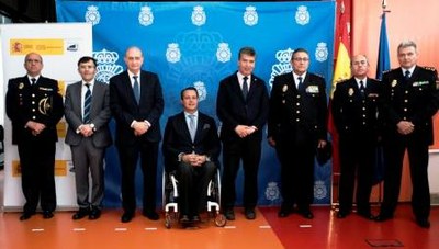 Foto de familia de la puesta de largo de la iniciativa en la comisaría de Usera