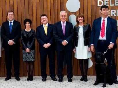 Foto de familia de los responsables de ONCE La Rioja con el director general y con el presidente de la Comunidad Autónoma