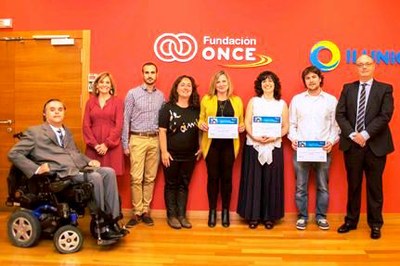 Galardonados y representantes de Fundación ONCE y de Uninnova, tras la entrega de premios
