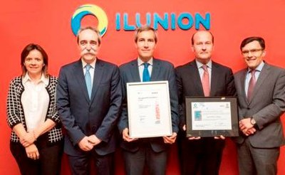 Los representantes de Fundación ONCE y de ILUNION recogen el Sello de Excelencia Europea EFQM 400+