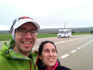 Marcos Bajo y Minerva González posan durante un momento de descanso en una de las primeras etapas