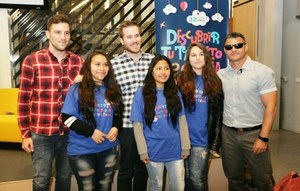 Tres de los ponentes posan con otras tantas alumnas participantes en el Concurso