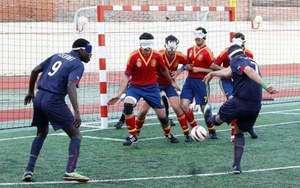 Un ataque del equipo del Girondins frente a la selección española