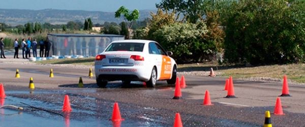 Un automóvil de ILUNION realiza unas pruebas de conducción segura en el circuito de Brunete