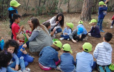 Un grupo de los más pequeños participantes en la Jornada, durante una actividad con varias cuidadoras