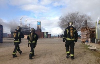 Unos bomberos realizan prácticas contra el fuego en las instalaciones de ILUNION en Brunete