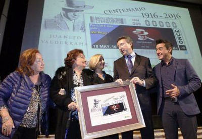 La familia de Juanito Valderrama junto al delego territorial de Andalucía