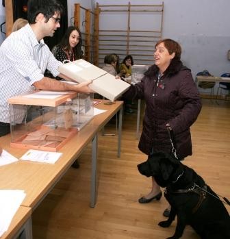 Votante con discapacidd visual recibe un kit de voto accesible