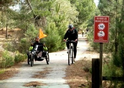 Dos paseanes por una Vía Verde