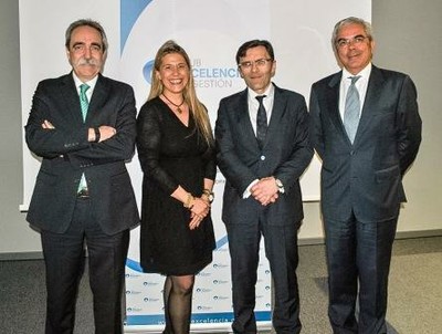 Alberto Durán (segundo por la derecha), tras ser nombrado presidente del Club de Excelencia