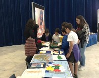 Alumnos de un colegio de Oviedo visitan la exposición tiflotécnica, interesándote por distintos objetos
