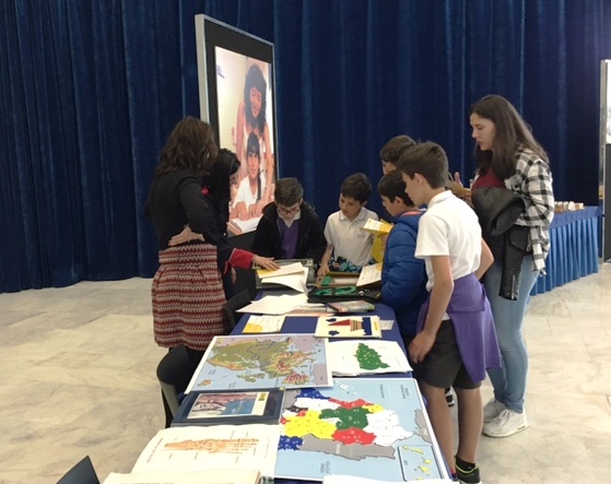 Alumnos de un colegio de Oviedo visitan la exposición tiflotécnica, interesándote por distintos objetos