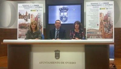 La concejala ovetense (a la izquierda) presenta el programa de actividades, en el Ayuntamiento, junto al delegado y la presidenta del Consejo Territorial de la ONCE
