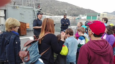 Oficiales de la Armada sirvieron de anfitriones a los chavales durante todo el recorrido