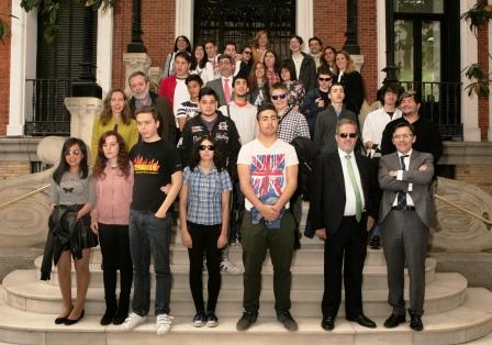 Foto de familia del grupo con los directivos del Consejo General, a las puertas del centro