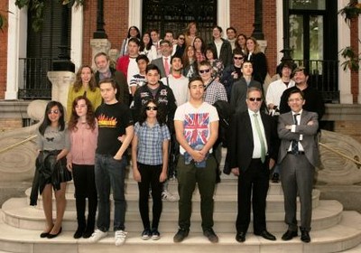 Foto de familia del grupo con los directivos del Consejo General, a las puertas del centro