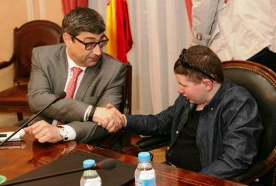 José Luis Pinto saluda a uno de los estudiantes que ocupó la silla del presidente del Consejo