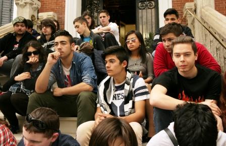 Los jóvenes, sentados en la escalera principal que da acceso al edificio del Consejo General