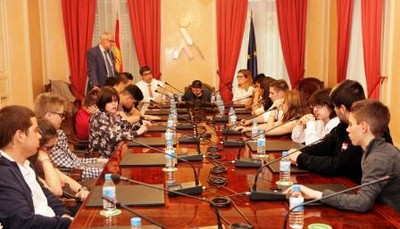 Los participantes, sentados en torno a la Mesa de Plenos, con el vicepresidente Pinto y la consejera Cristina Arias