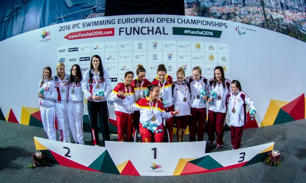 El equipo de relevo femenino español arriba del podio, junto a las clasificadas en segundo y tercer lugar