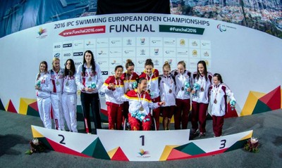 El equipo de relevo femenino español arriba del podio, junto a las clasificadas en segundo y tercer lugar