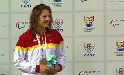 La joven y triunfadora Núria Marquès, en lo alto del podio