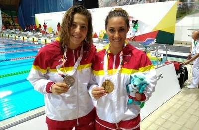 Nuria (a la izquierda) y Sarai posan en Funchal con dos de sus medallas